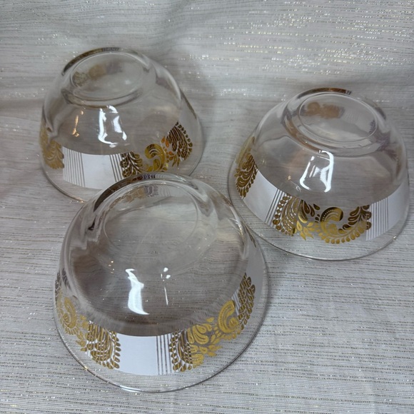 VINTAGE 1960’s Elegant Gold Paisley Capri  Patterned Glass Bowls (3 in the set) - Picture 6 of 7